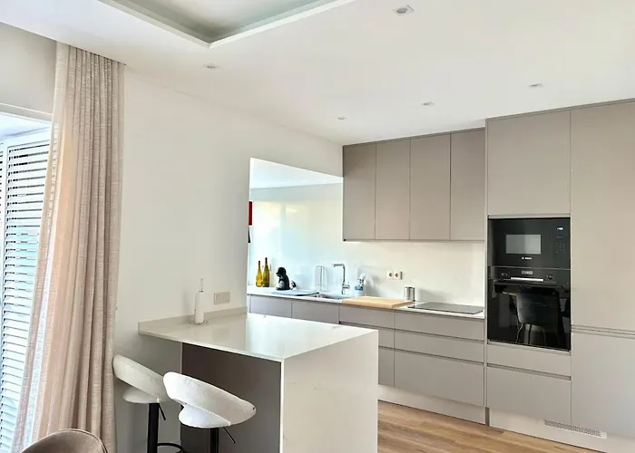 아파트 Luxury Apartament Next To Savoy *