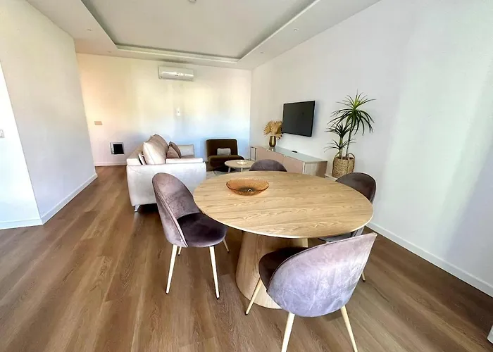 Luxury Apartament Next To Savoy Apartment