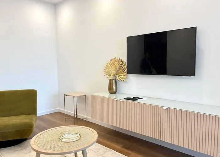 Luxury Apartament Next To Savoy Apartment *