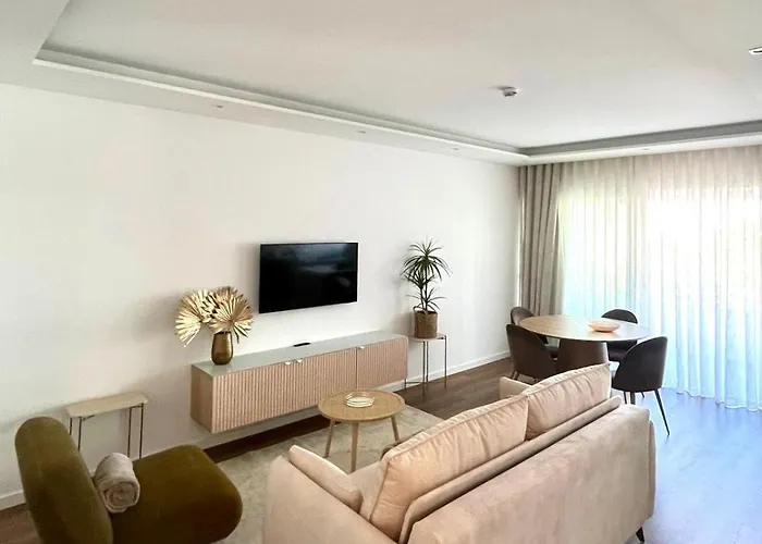 Luxury Apartament Next To Savoy Apartment