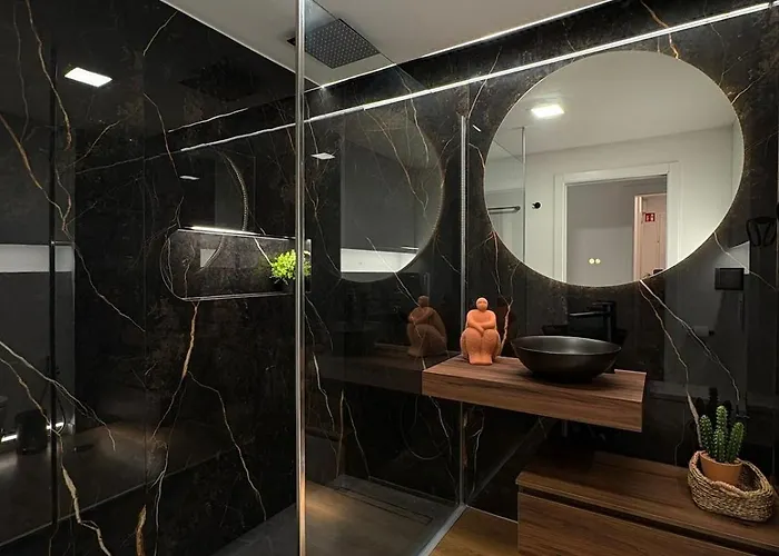 Luxury Apartament Next To Savoy דירה *