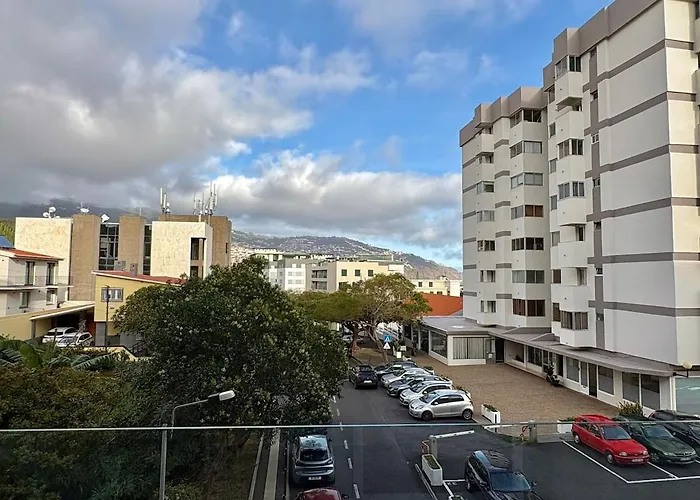 Luxury Apartament Next To Savoy דירה *