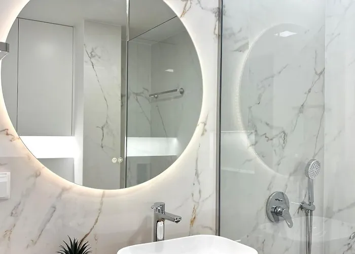 Luxury Apartament Next To Savoy דירה