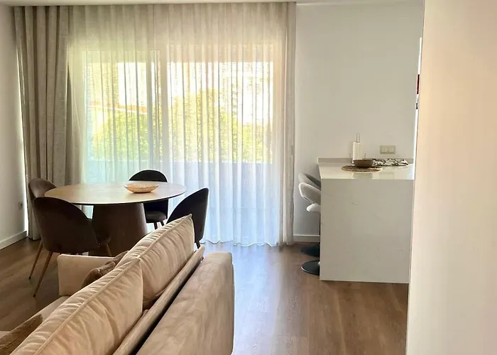 Luxury Apartament Next To Savoy דירה *
