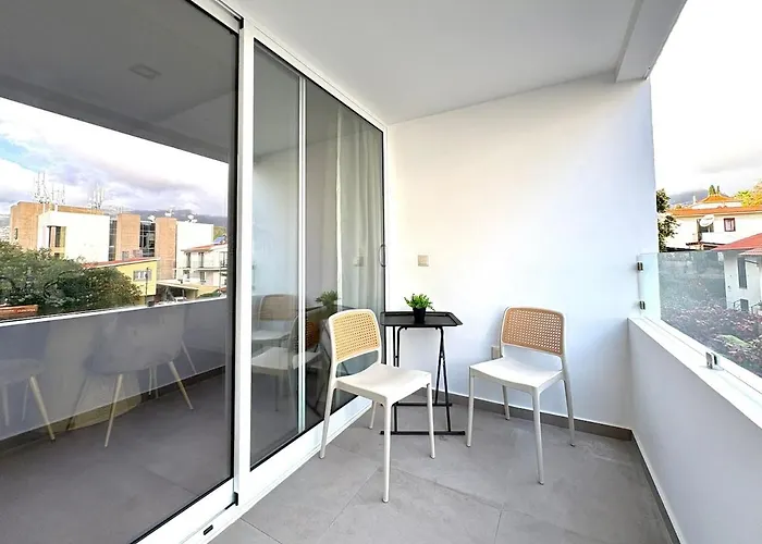 Luxury Apartament Next To Savoy דירה *