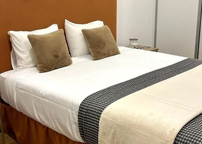 Luxury Apartament Next To Savoy דירה