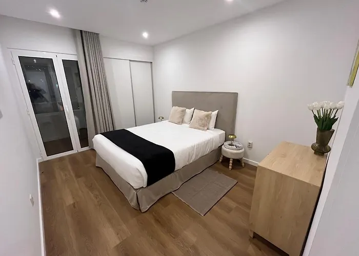 Luxury Apartament Next To Savoy דירה *